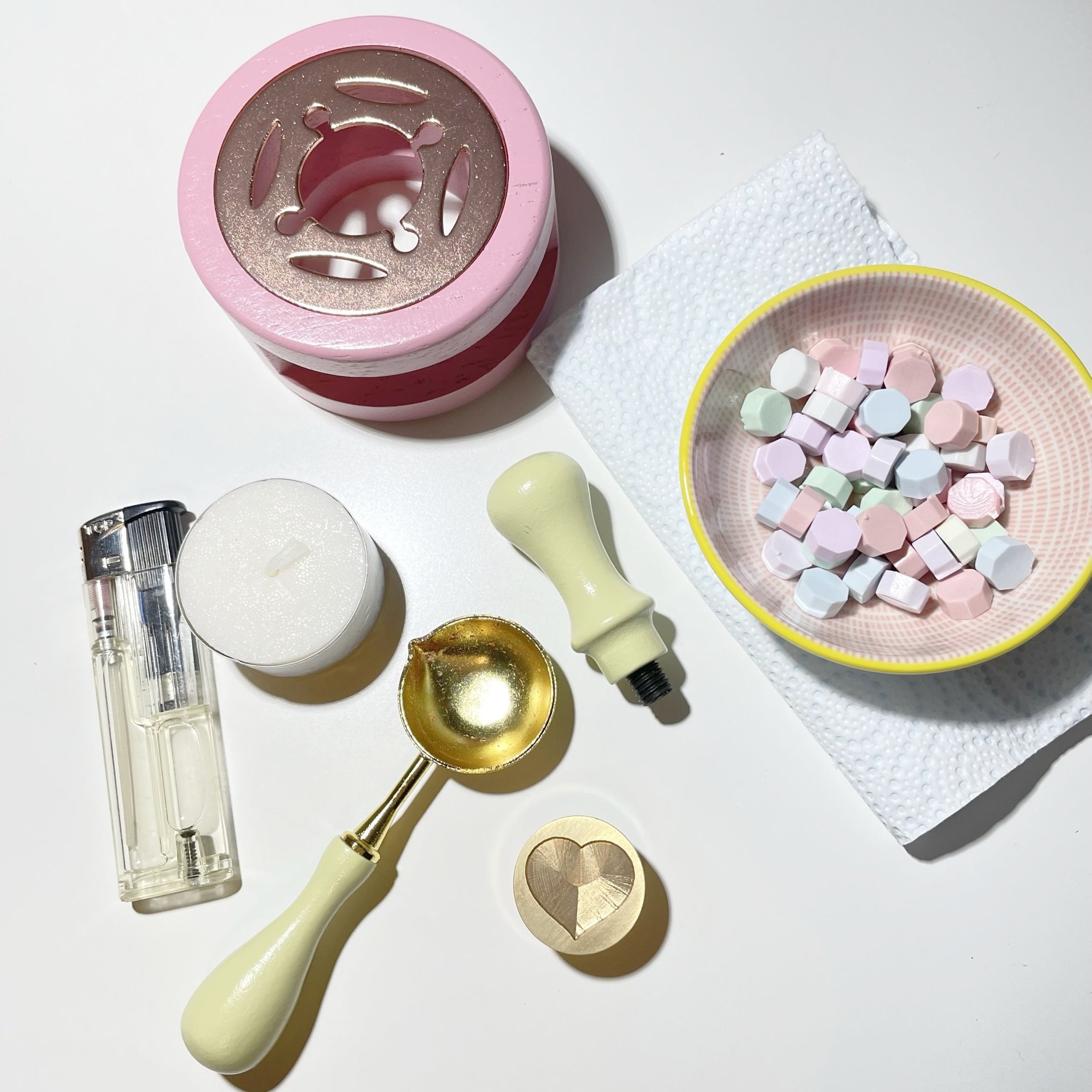 Inpakkenisleuk.nl is jouw webshop vol met leuke inpakspullen zoals kadopapier, kadozakjes, sluitstickers, kaarten en meer voor het leuk inpakken van jouw kado.